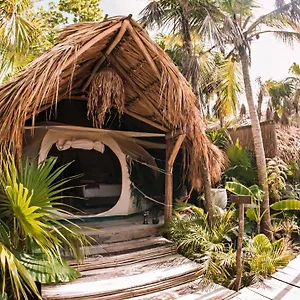 uman-glamping-cenote-tulum.quintano-roohotels.com/